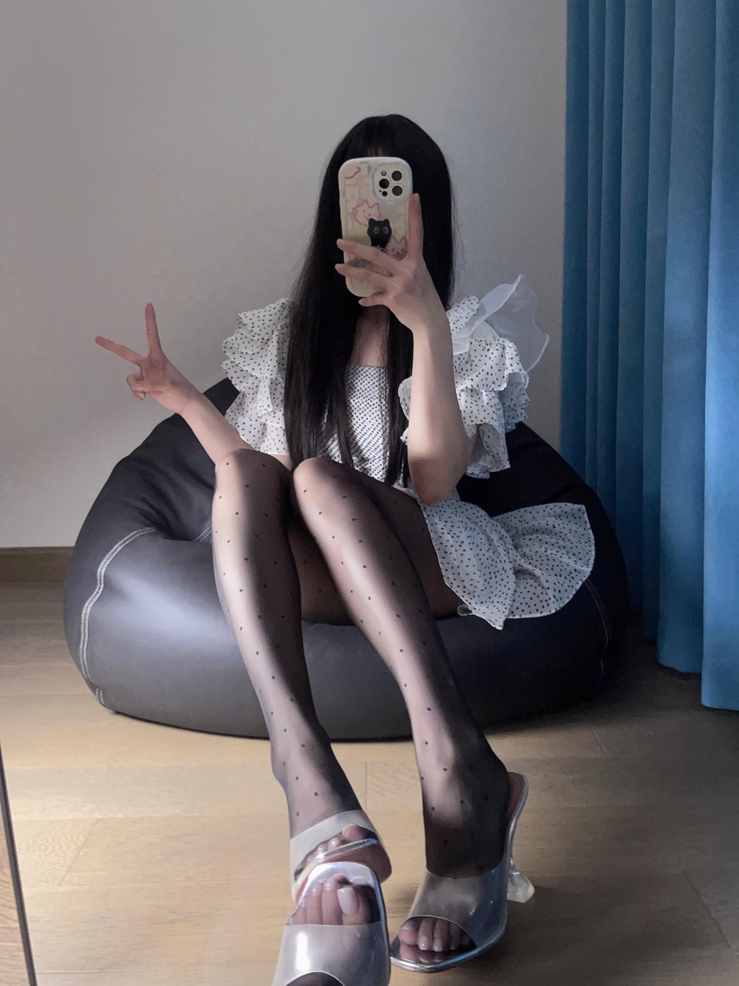 (Featured) Soft and cute black polka dot pantyhose, ultra-thin and silky smooth.