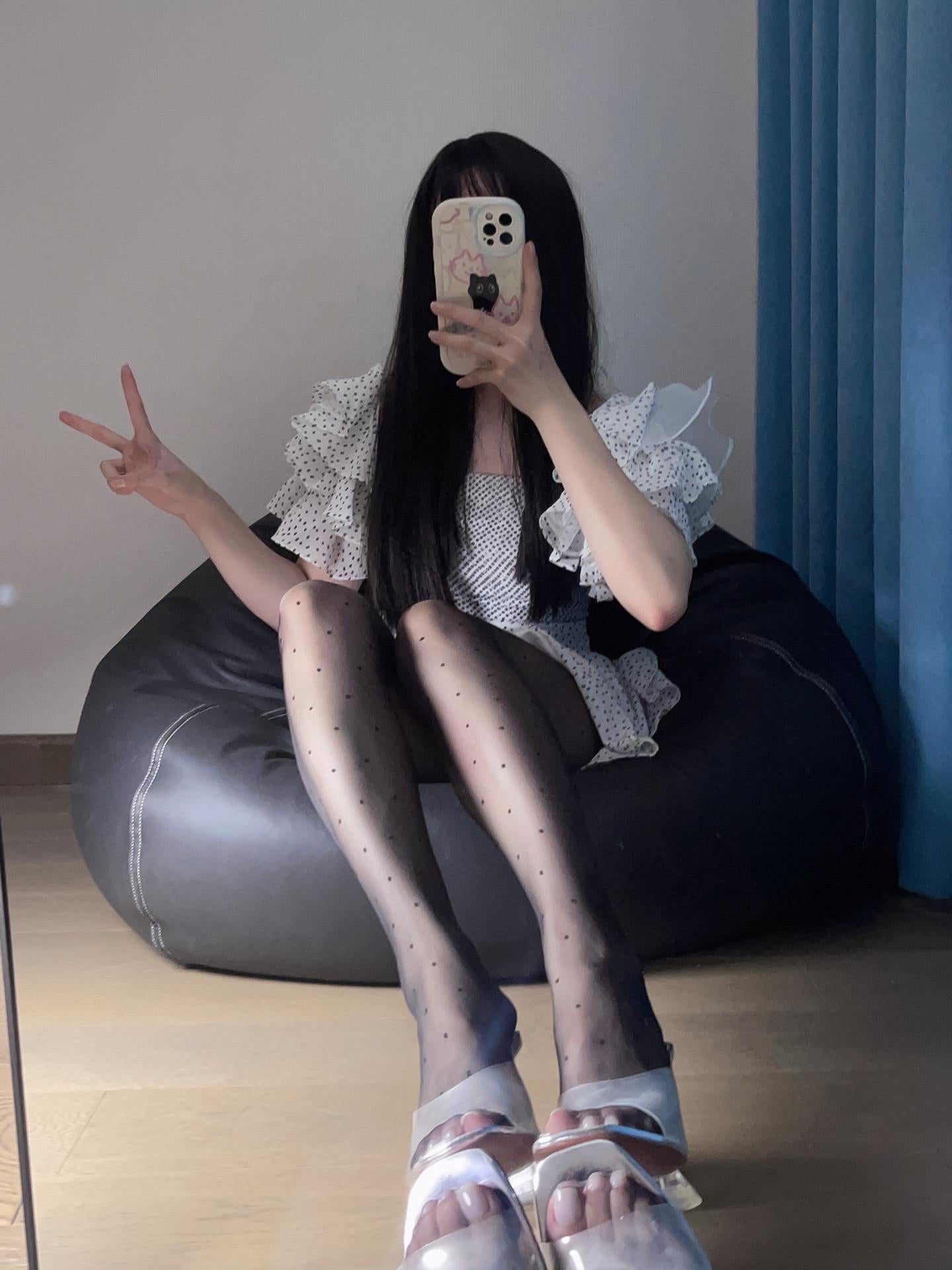 (Featured) Soft and cute black polka dot pantyhose, ultra-thin and silky smooth.