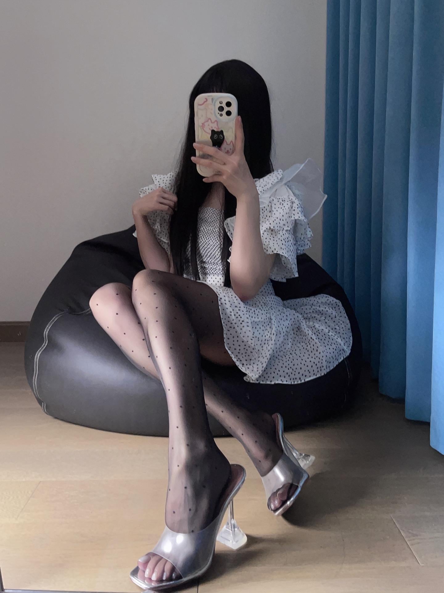 (Featured) Soft and cute black polka dot pantyhose, ultra-thin and silky smooth.