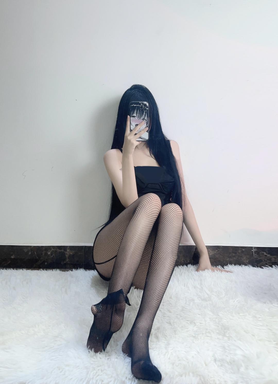 Black pantyhose, sheer